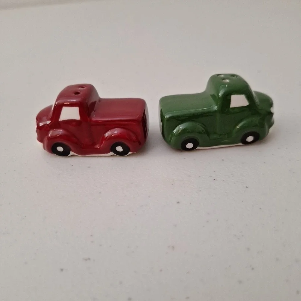 Cracker Barrel Christmas Red & Green Pickup Trucks Salt & Pepper Shakers